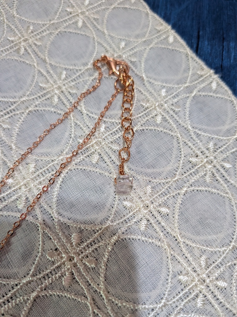 八面体パープルフローライトペンダント。