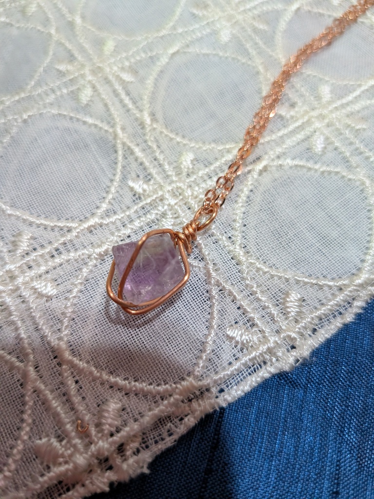八面体パープルフローライトペンダント。