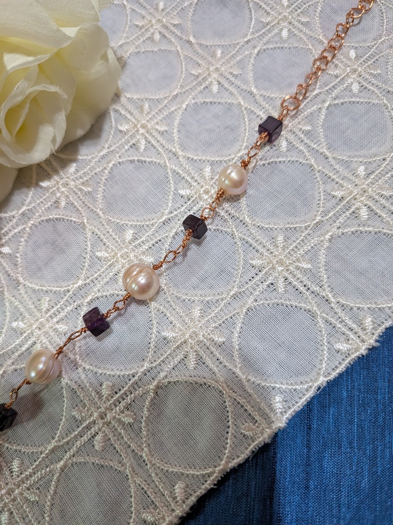濃パープルフローライトと淡水パールのブレスレット。