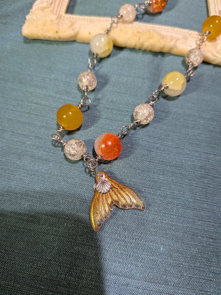 夕日色の尾びれの人魚ネックレス。