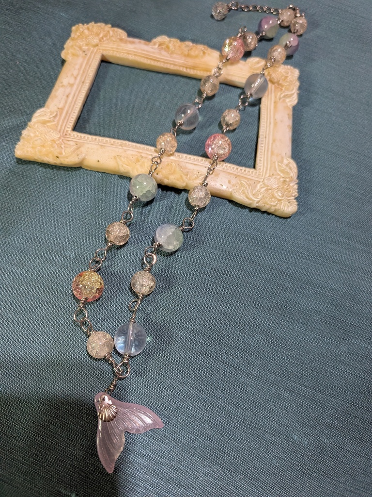 ピンクの尾びれの人魚のネックレス。