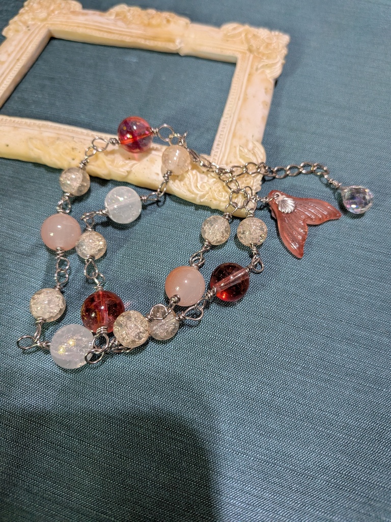 茜色の人魚の尾ひれブレスレット。