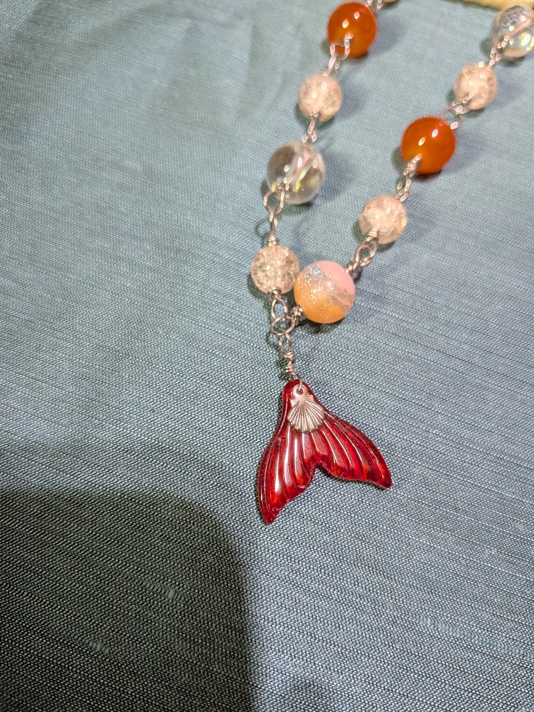 赤い尾ビレの人魚のネックレス。