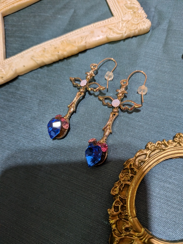 ヴィンテージブルーハートスワロのピアス1。