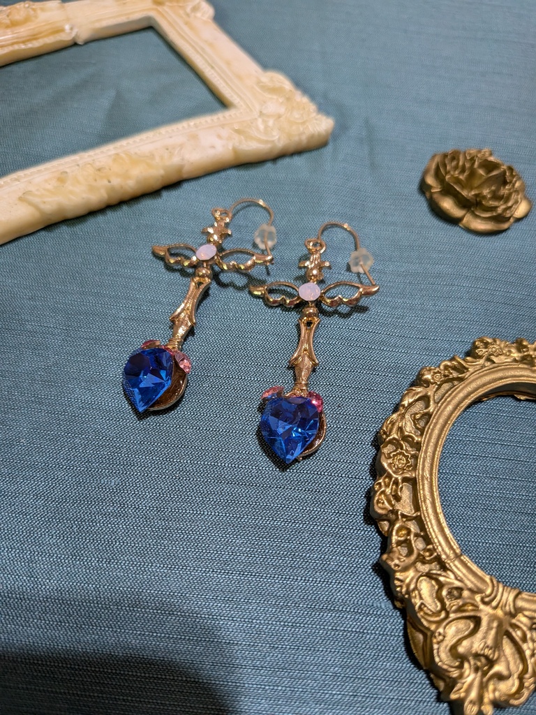 ヴィンテージブルーハートスワロのピアス1。