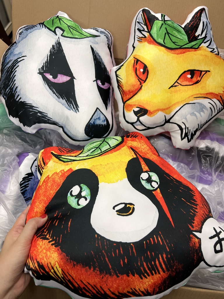 タヌキ、キツネ、アナグマのクッション