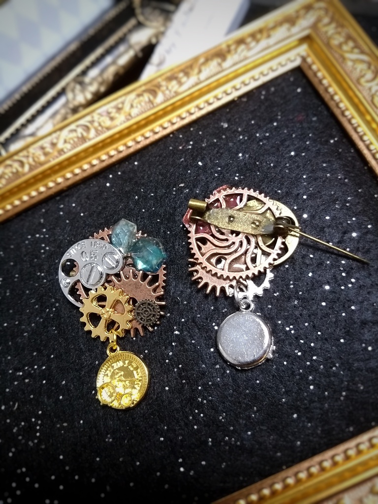 「時間省 監査官ミニバッジ(蒼・赫)」