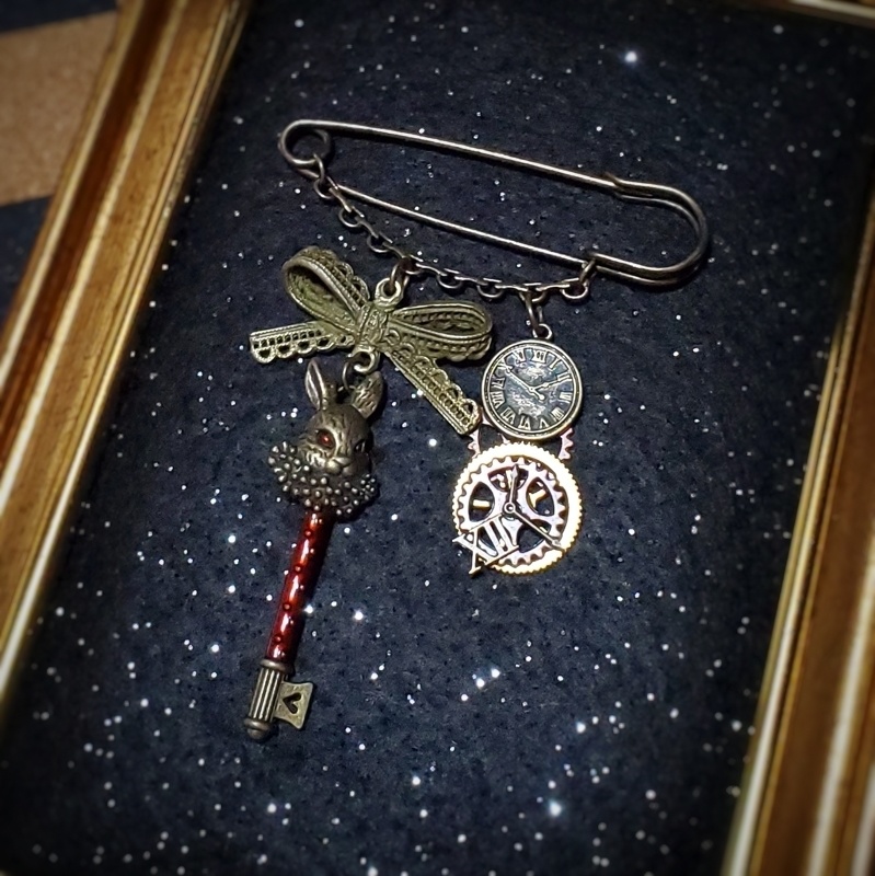 【全2種】時計ウサギの忘れ物シリーズ(兎鍵のストールピンブローチ)