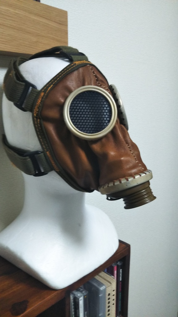 手縫いのレザーガスマスク