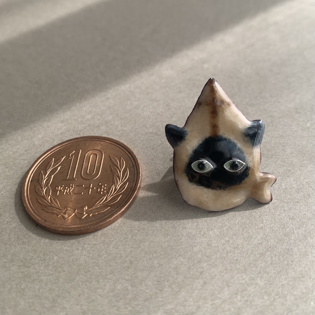 【受注生産】バシュリクをかぶる黒猫 ピンブローチ