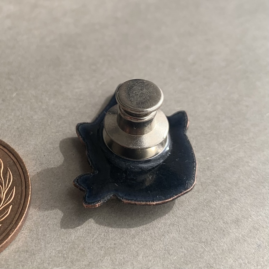 【受注生産】バシュリクをかぶる黒猫 ピンブローチ