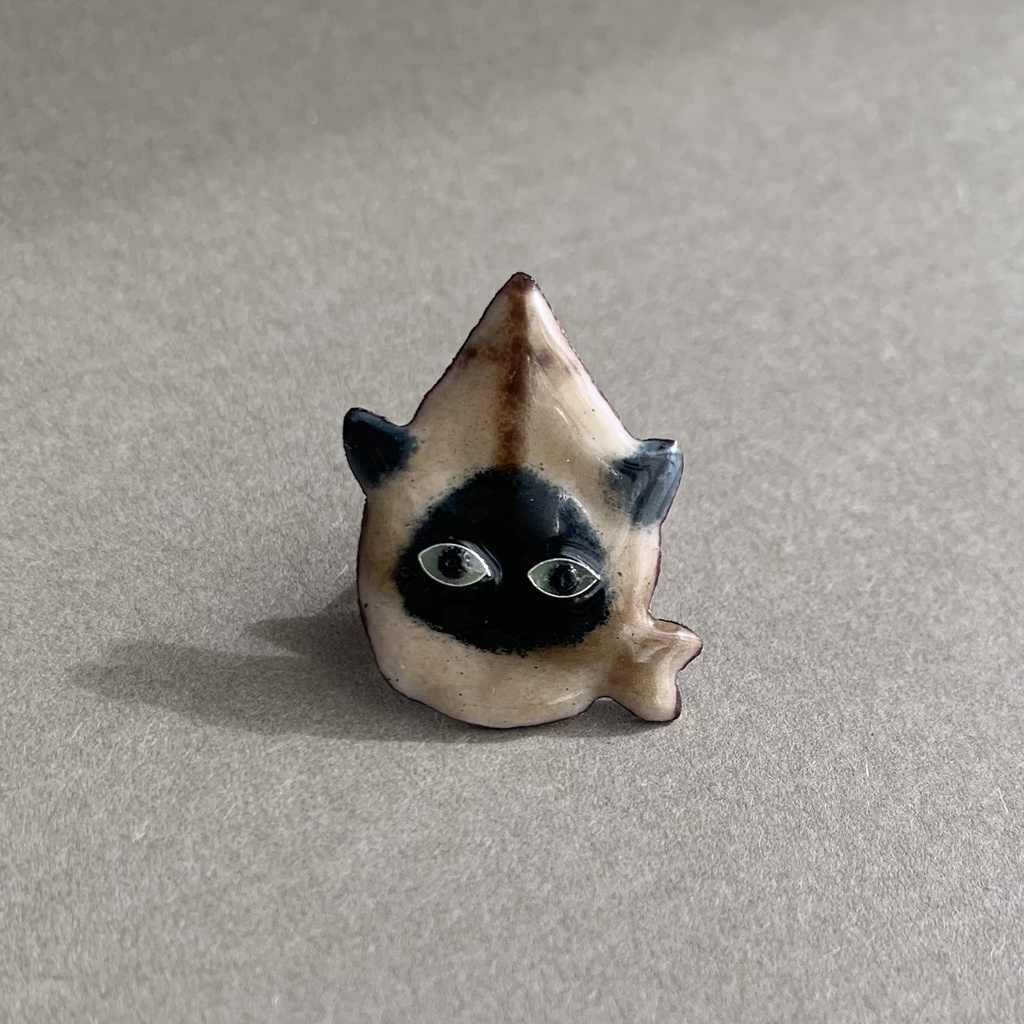 【受注生産】バシュリクをかぶる黒猫 ピンブローチ