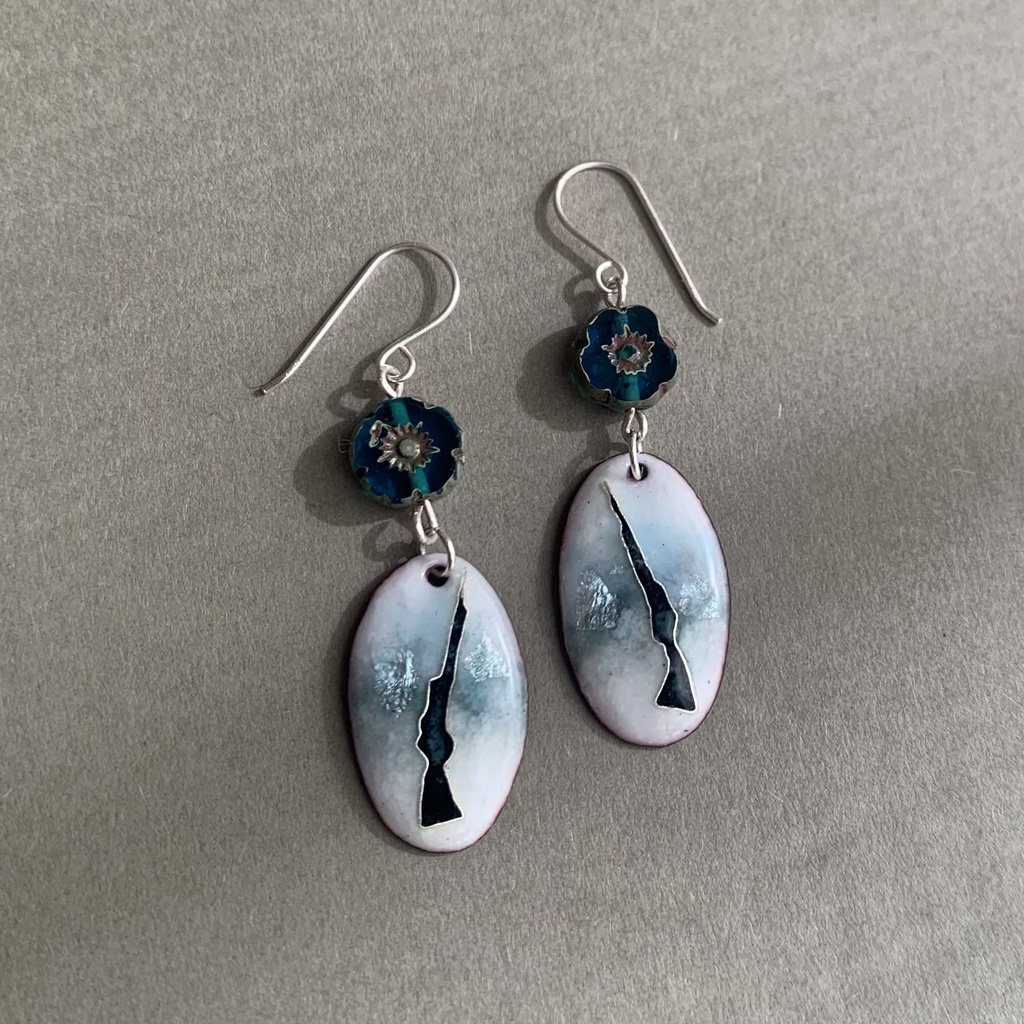 雪の国境と銃　ピアス