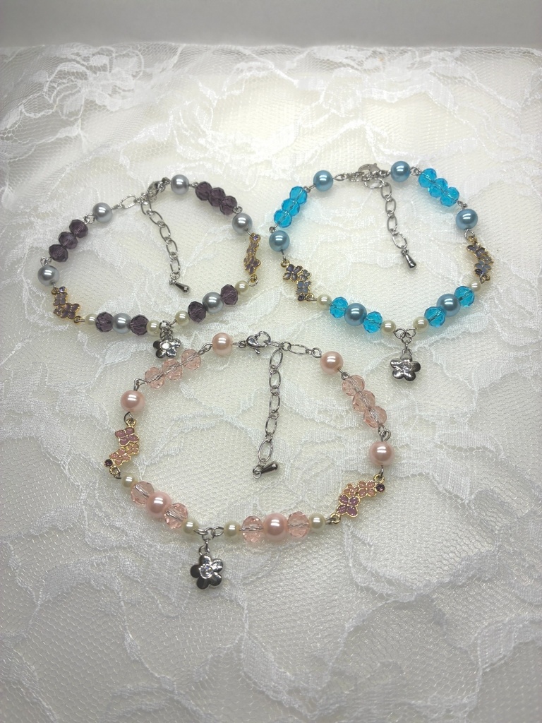 お花のチャーム付きのかわいらしいパールブレスレット