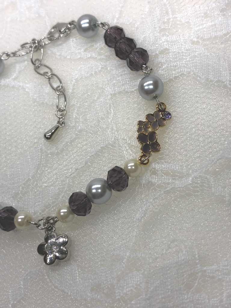 お花のチャーム付きのかわいらしいパールブレスレット