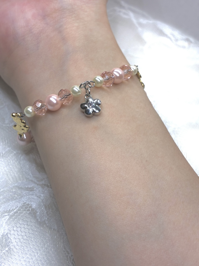 お花のチャーム付きのかわいらしいパールブレスレット
