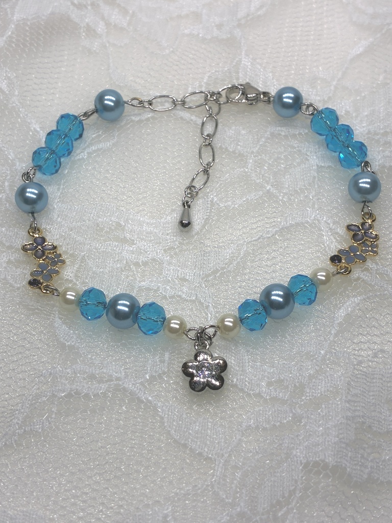 お花のチャーム付きのかわいらしいパールブレスレット