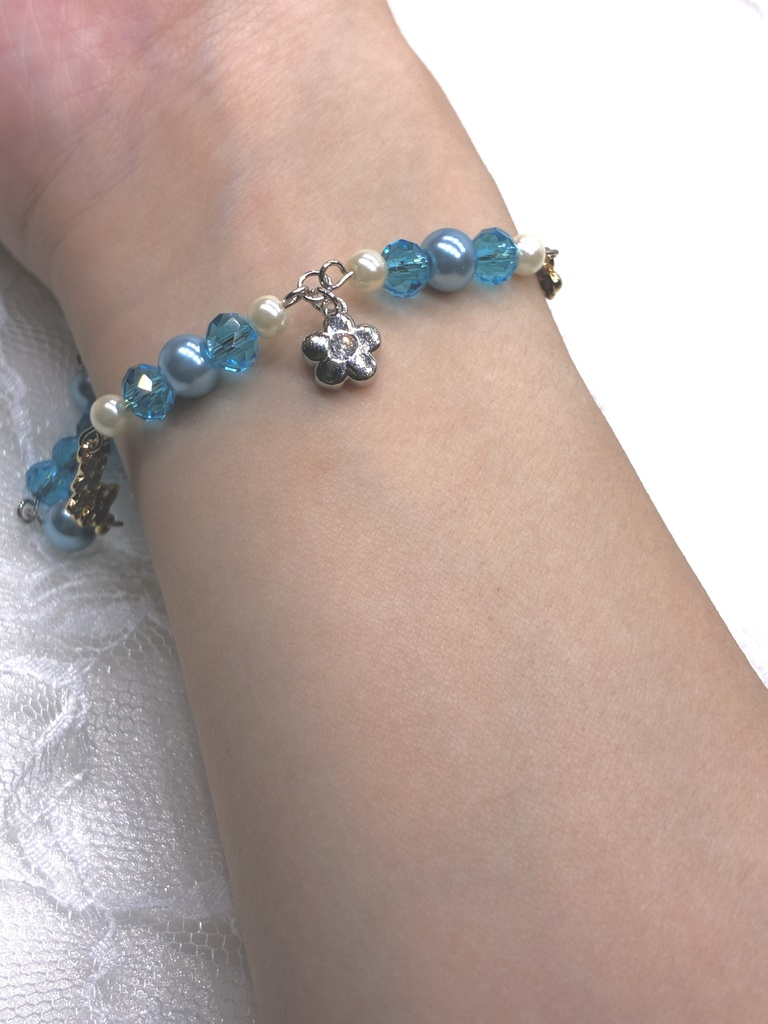 お花のチャーム付きのかわいらしいパールブレスレット