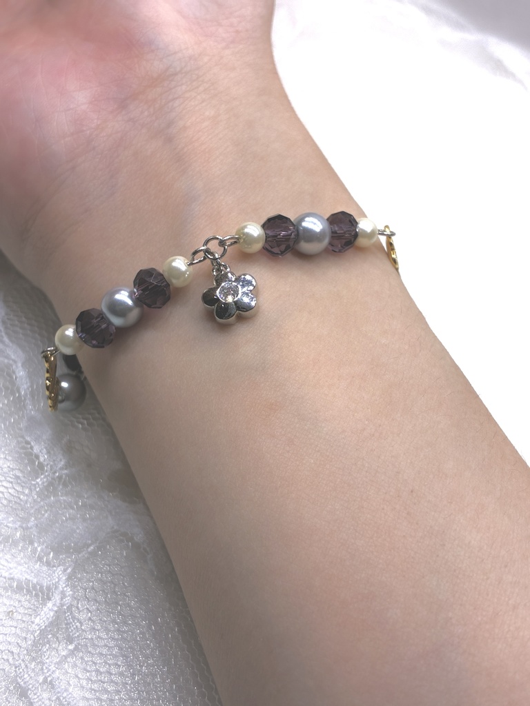 お花のチャーム付きのかわいらしいパールブレスレット