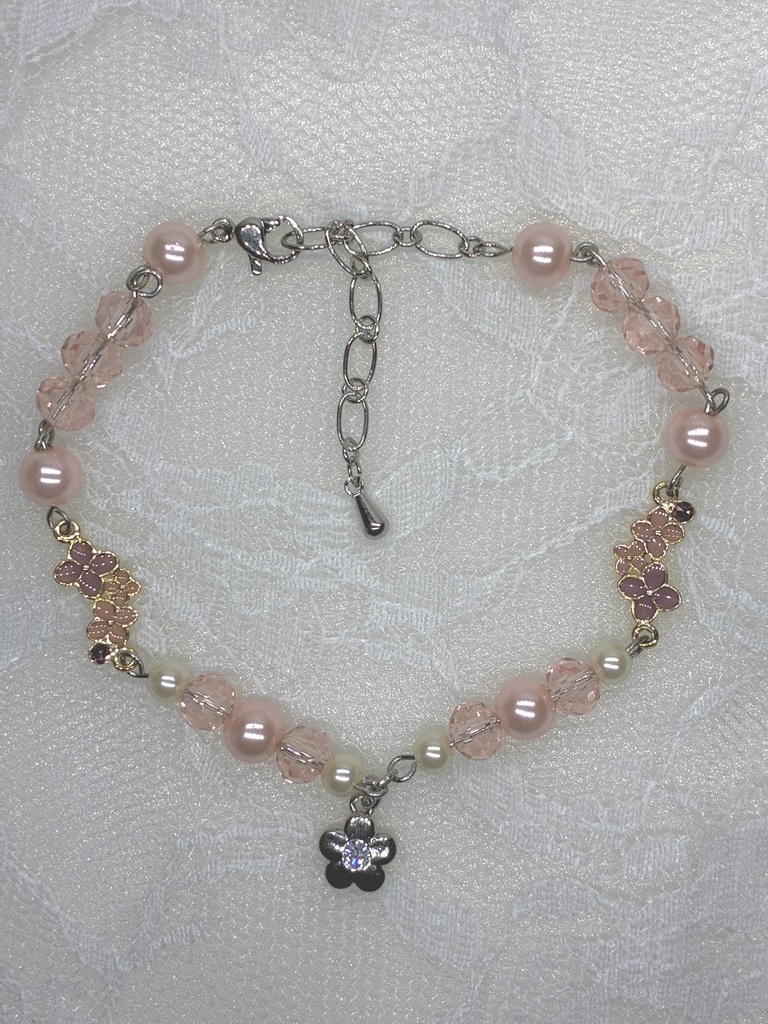 お花のチャーム付きのかわいらしいパールブレスレット