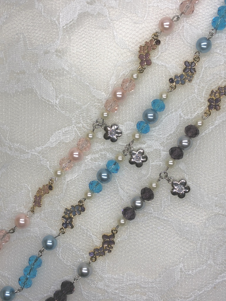 お花のチャーム付きのかわいらしいパールブレスレット