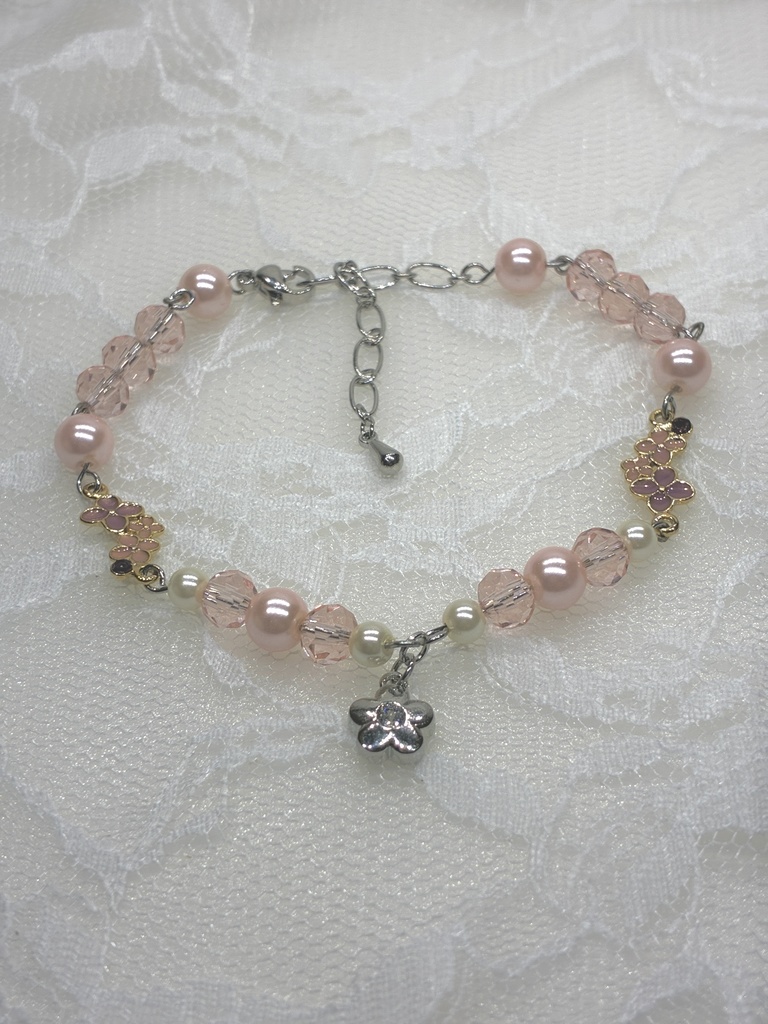 お花のチャーム付きのかわいらしいパールブレスレット