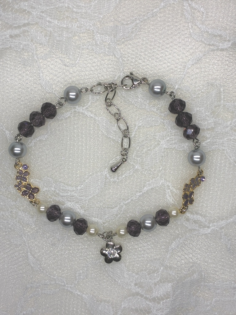 お花のチャーム付きのかわいらしいパールブレスレット
