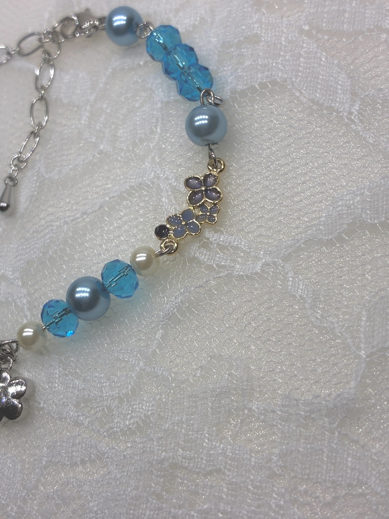 お花のチャーム付きのかわいらしいパールブレスレット
