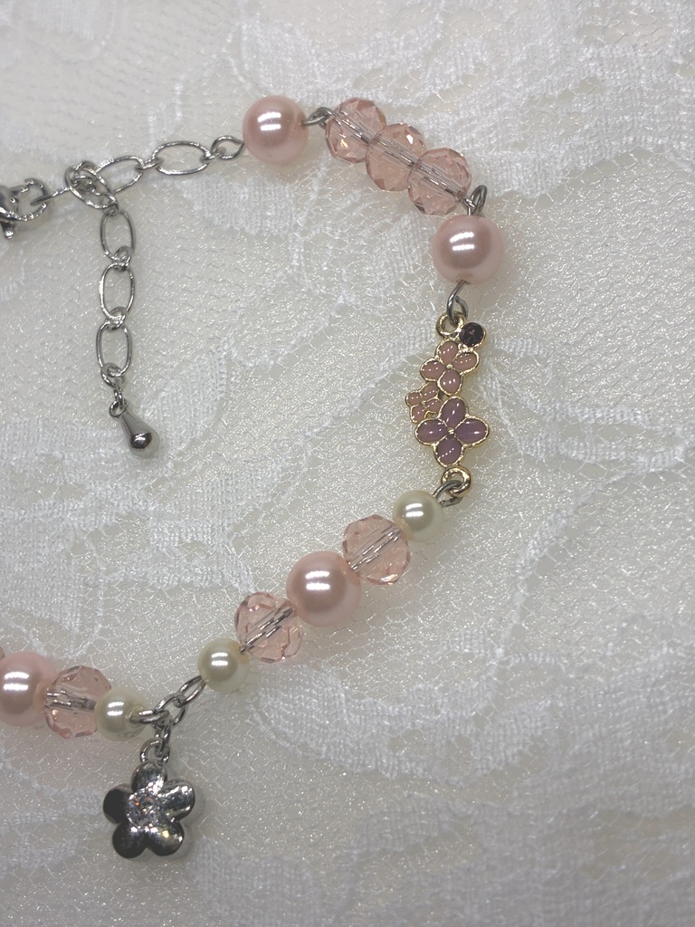 お花のチャーム付きのかわいらしいパールブレスレット