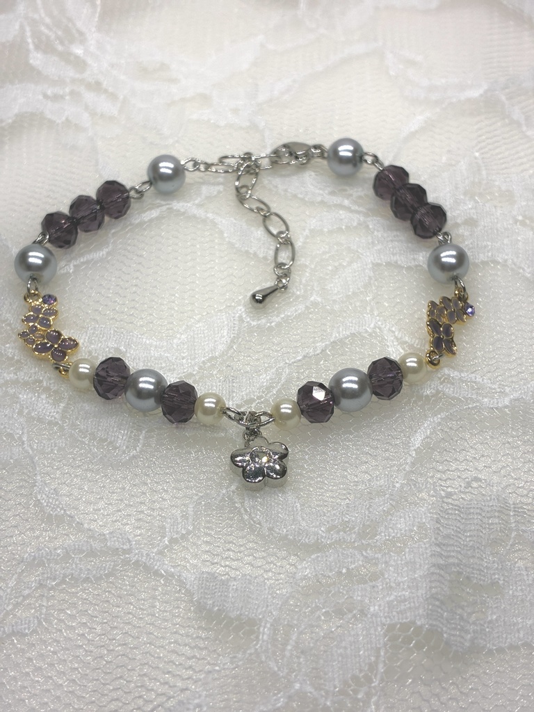お花のチャーム付きのかわいらしいパールブレスレット