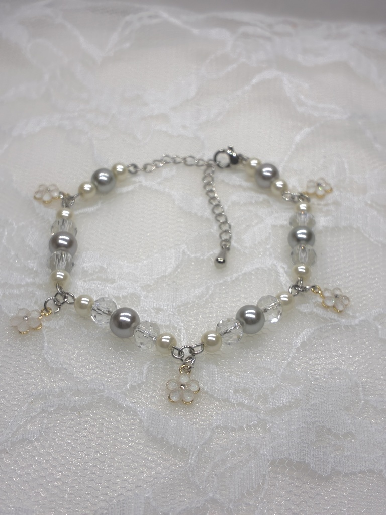 お花チャーム付きパールブレスレット
