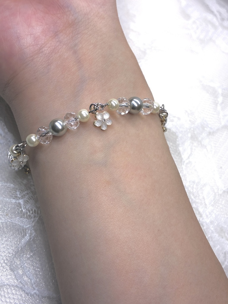 お花チャーム付きパールブレスレット