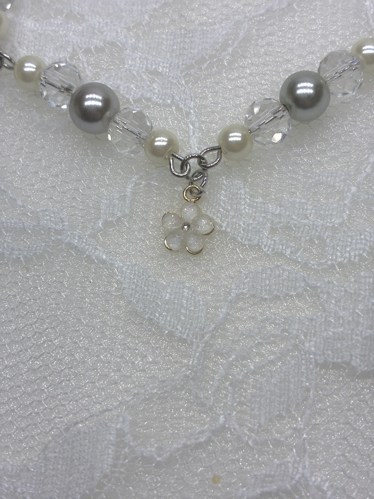 お花チャーム付きパールブレスレット