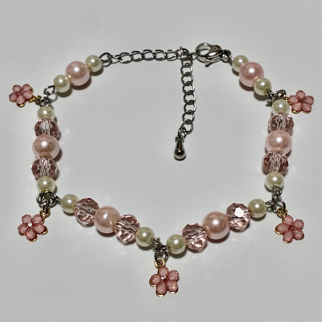 ピンクのお花チャーム付きパールブレスレット