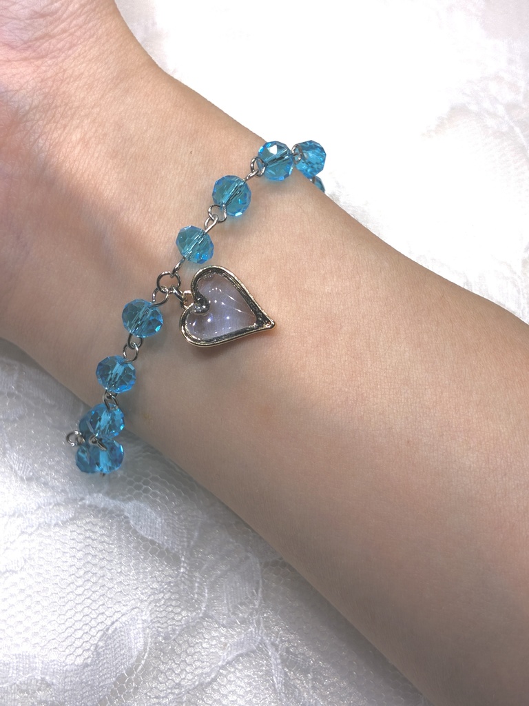 透明感あるハートとガラスビーズのブレスレット