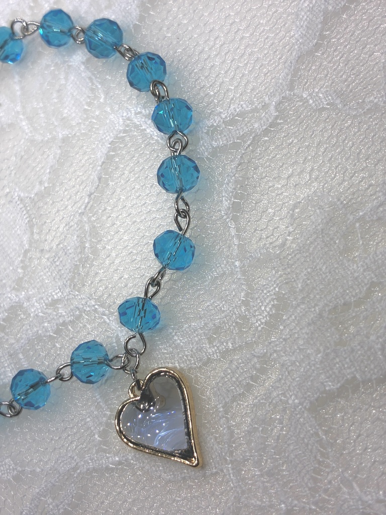 透明感あるハートとガラスビーズのブレスレット