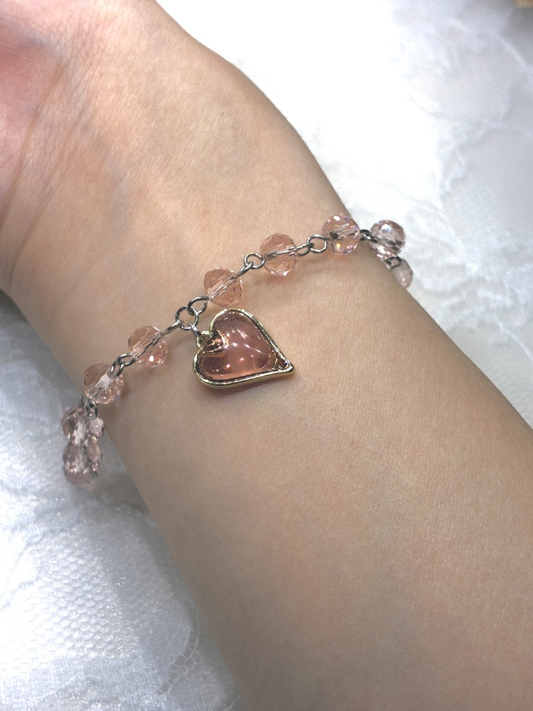 透明感あるハートとガラスビーズのブレスレット