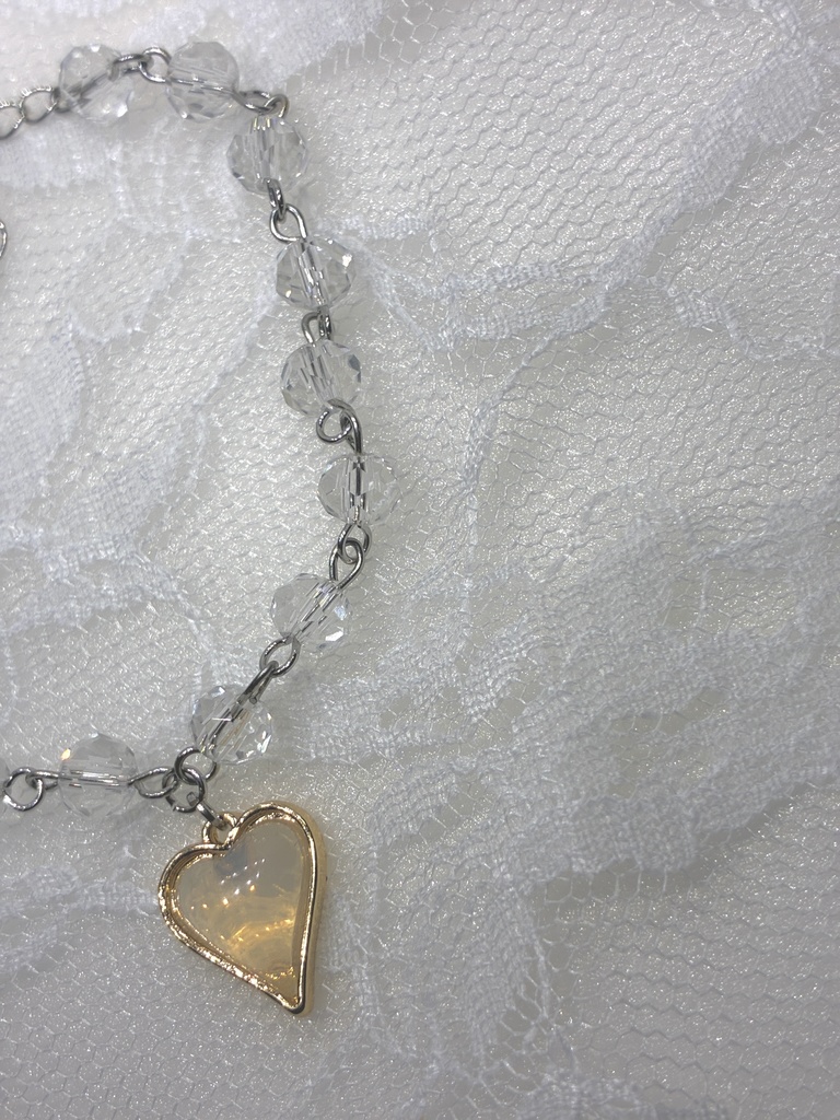 透明感あるハートとガラスビーズのブレスレット