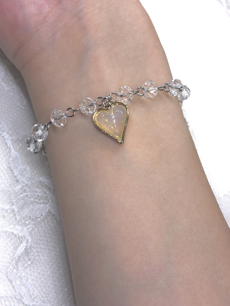 透明感あるハートとガラスビーズのブレスレット