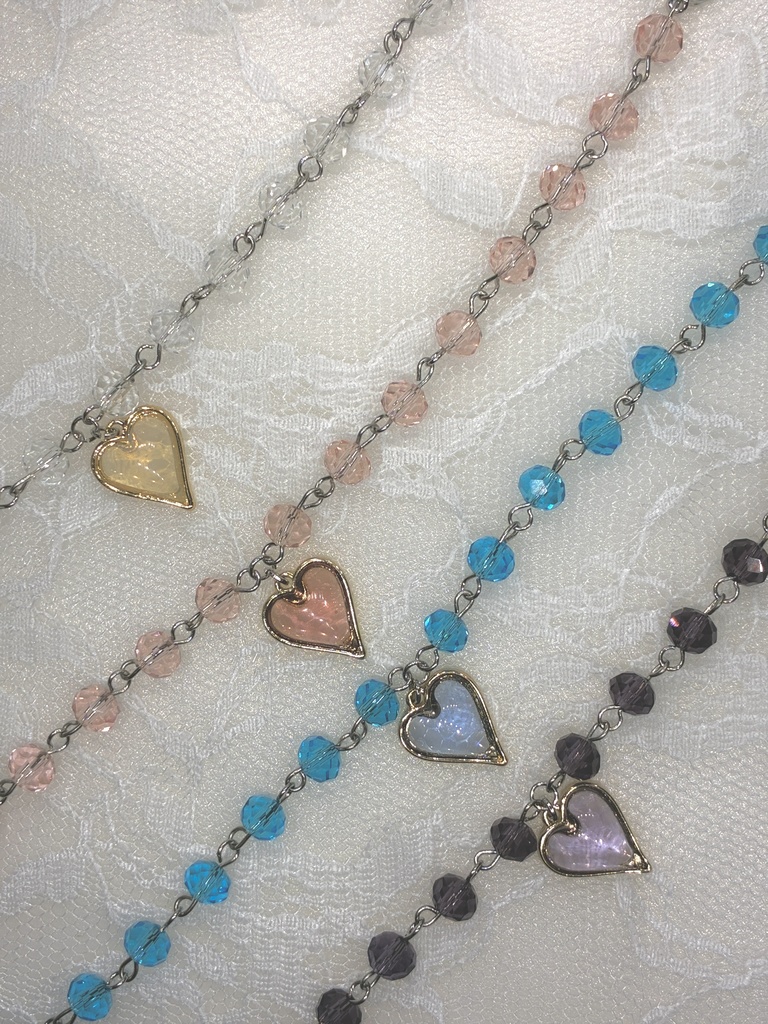 透明感あるハートとガラスビーズのブレスレット