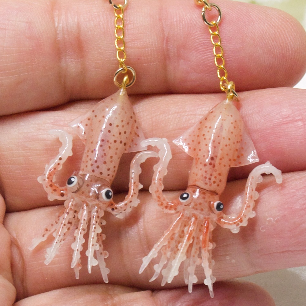 ホタルイカ(蓄光塗料入り)のイヤーアクセサリー