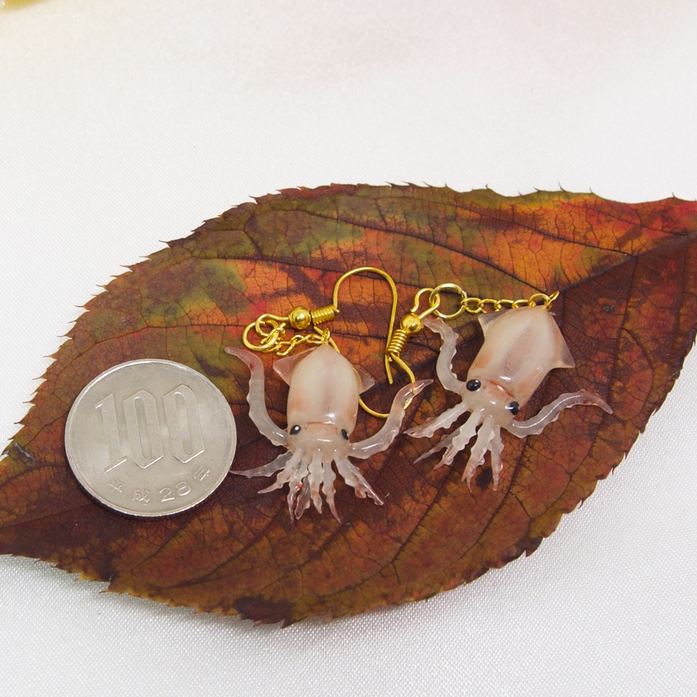 煌めく透明感!! スルメイカのイヤーアクセサリー