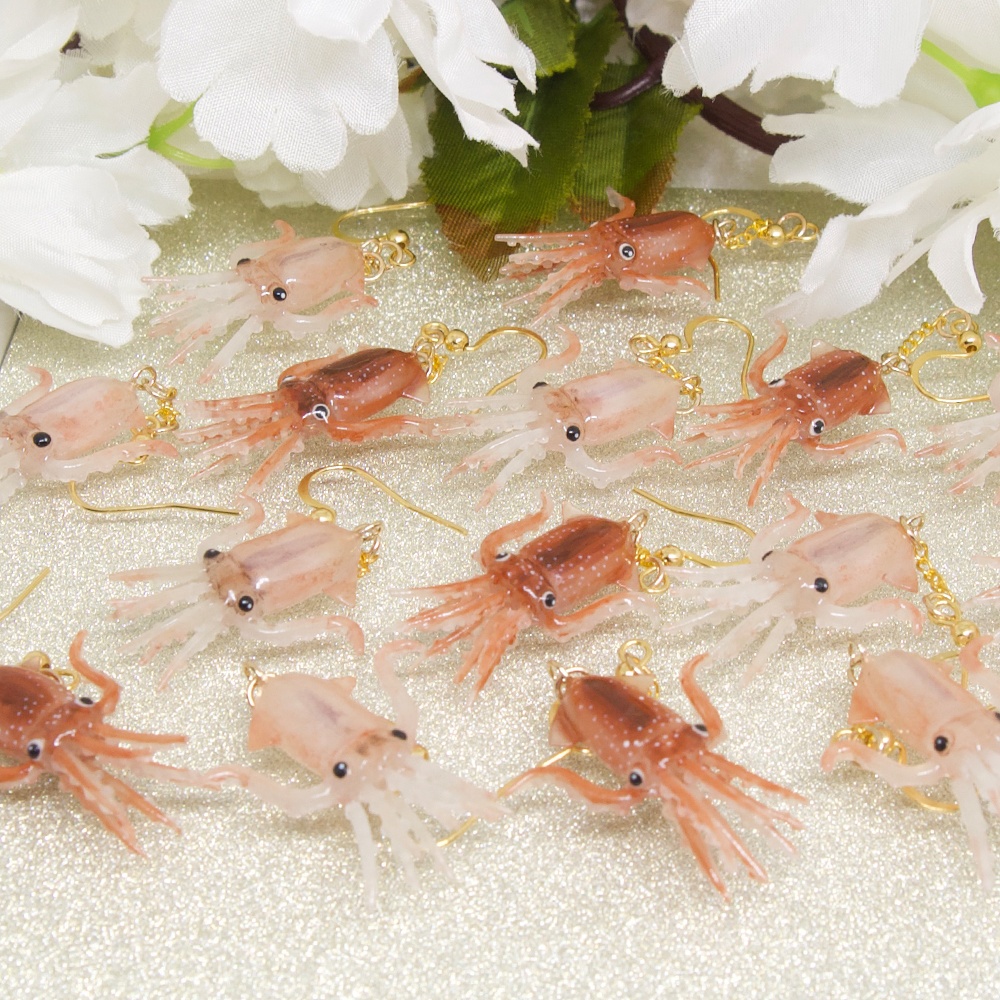 煌めく透明感!! スルメイカのイヤーアクセサリー