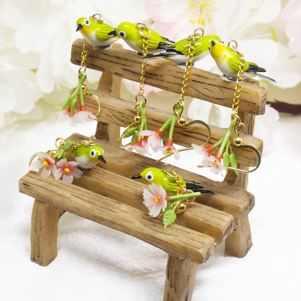 春の訪れを告げるメジロと桜のイヤーアクセサリー