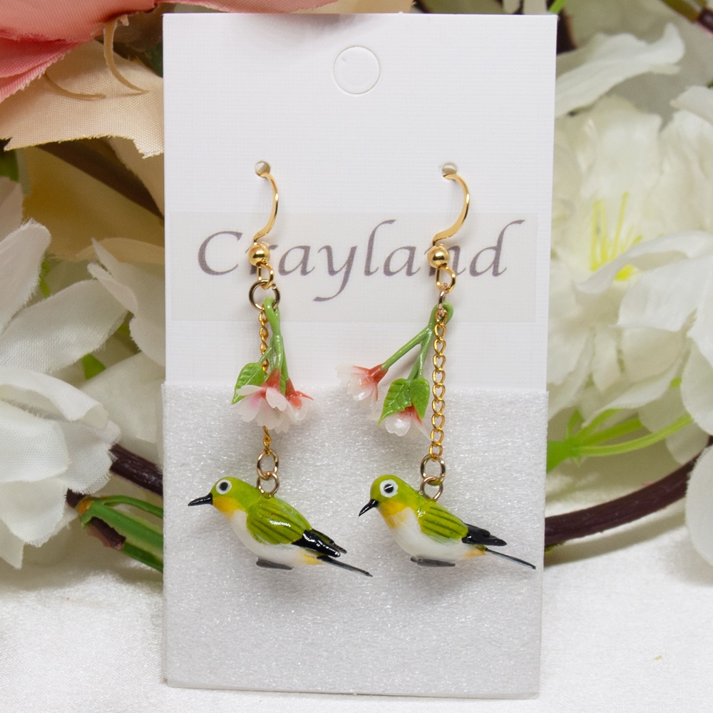 春の訪れを告げるメジロと桜のイヤーアクセサリー