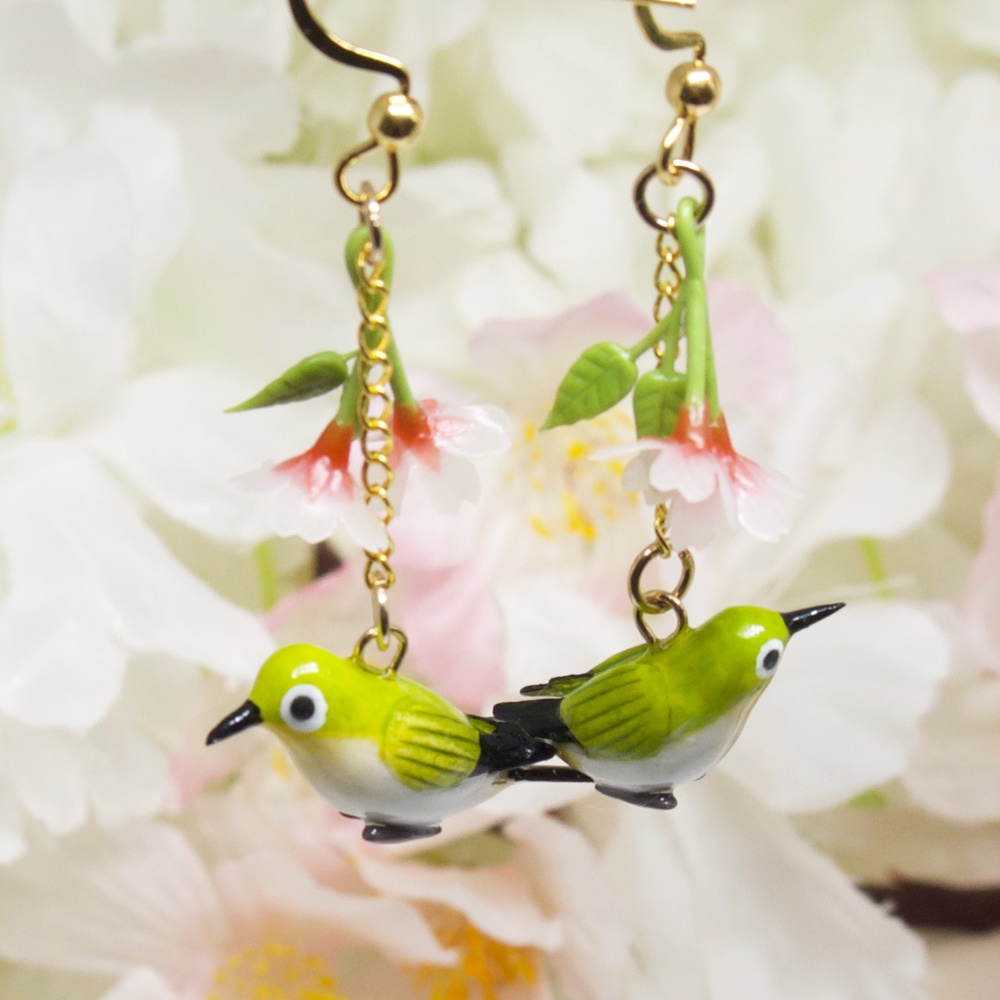 春の訪れを告げるメジロと桜のイヤーアクセサリー
