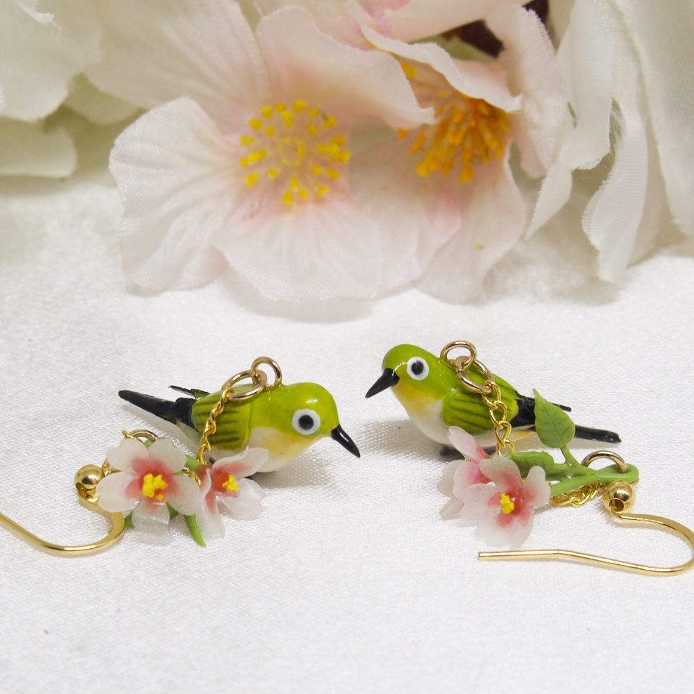 春の訪れを告げるメジロと桜のイヤーアクセサリー
