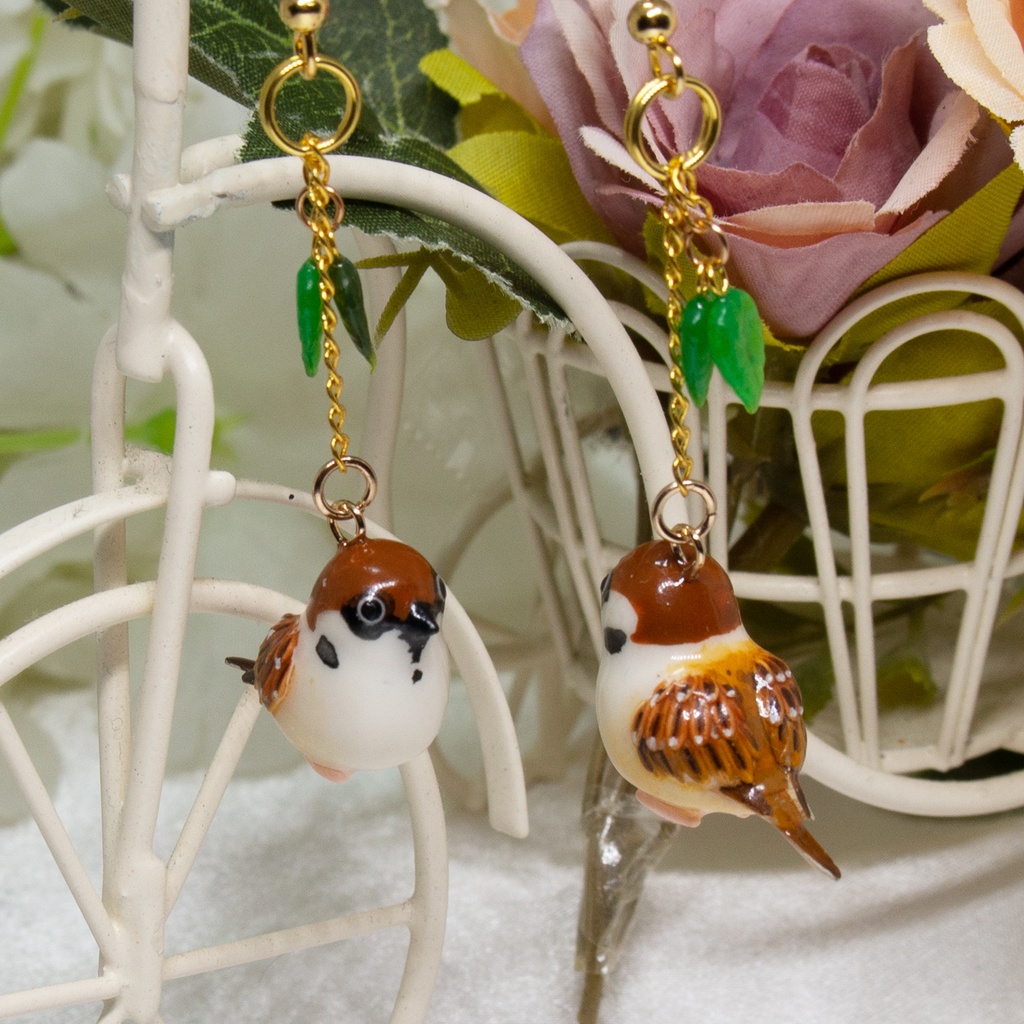 冬限定・ぷっくりスズメのピアス・イヤリング