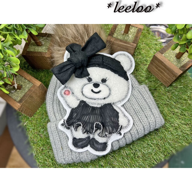 【くま刺繍ワッペン】プリーツスカートの大人くま|モノトーンデザイン|立体アップリケワッペン(約15.5cm・一点物)