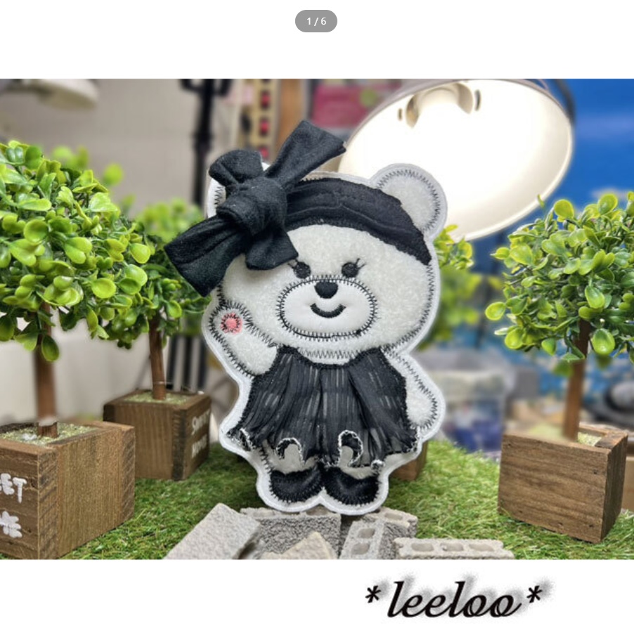 【くま刺繍ワッペン】プリーツスカートの大人くま｜モノトーンデザイン｜立体アップリケワッペン（約15.5cm・一点物）